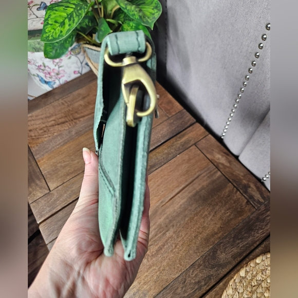 Portland Leather Goods Envelope Convertible Crossbody Cucumber - Picture 10 of 15